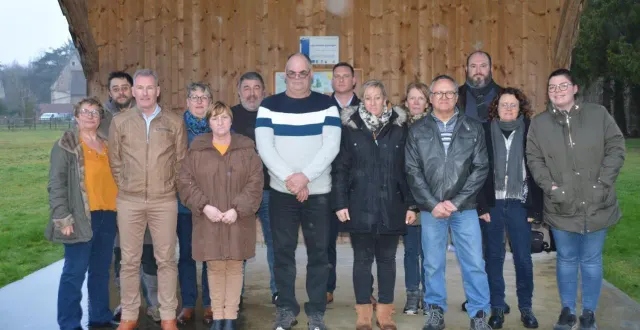 photo  de gauche à droite, premier rang : séverine desmares, sébastien rousseau, christiane besnard, thierry marie (tête de liste), sabrina raimbault, marc bassière, élodie piau, laura marie. deuxième rang : maxime ledran-quigis, monique chapet, christophe pequery, erwan vallée, sylvie sopyla, guillaume bougnet. absents de la photo : sophie goujout, mathis desmares et stanislas desmares.  &copy;  photo fournie par les candidats 