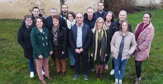 photo  de gauche à droite. au 1er rang : cindy chevereau, alexandra potier, christine bibron, jean-louis drouin, aline brosseau, charlotte guesne. au 2e rang : kevin tronchet, alban triboté, andré maufay, aurore guy, jean-denis gasnier, jean-françois cornée, anne favrie, laurent maudet, capucine guillin.  &copy;  ouest-france 