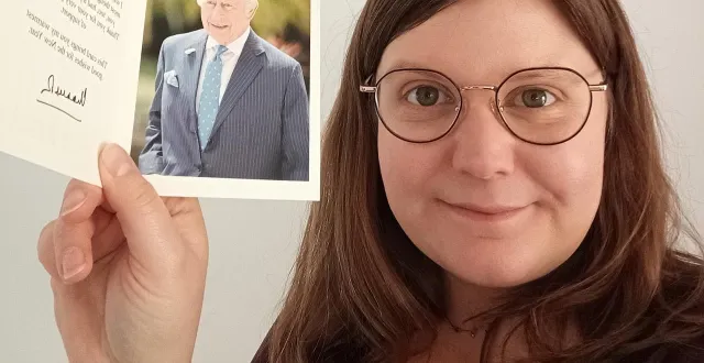 photo  professeure d’anglais à bayeux, marine labbée a reçu une réponse du roi charles iii au courrier envoyé par ses élèves pour les fêtes de fin d’année.  &copy;  marine labbée 