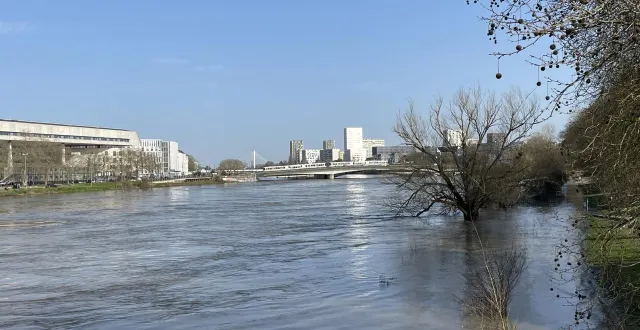 photo  il fait à nouveau beau ce mercredi 25 février, en loire-atlantique, comme on le voit ici sur l’île de nantes, où le fleuve qui l’entoure poursuit sa lente décrue. jeudi 26 février, celle-ci devrait se poursuivre sous un ciel plus nuageux, mais toujours sans pluie prévoit météo-france.  &copy;  ouest france 