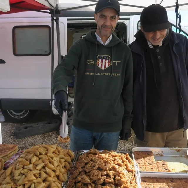 photo nabil, le vendeur, à gauche, et abdel, le fondateur du marché, reverseront une partie de leurs ventes aux plus démunis.  ©  ouest-france