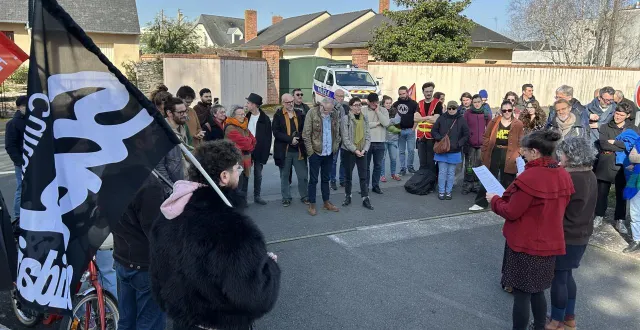 photo  à l’appel de quatre organisations syndicales, une cinquantaine d’artistes et d’intermittents du spectacle se sont rassemblés, ce mercredi 25 février, devant les grilles du medef 49, à angers, pour défendre leur statut, attaqué par l’organisation patronale.  &copy;  co - emmanuel poupard 