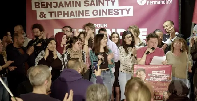 photo  les membres de la liste « reprendre le mans aux politiciens professionnels » sur scène, lors du meeting de révolution permanente au mans, dimanche 22 février 2026.  &copy;  révolution permanente 