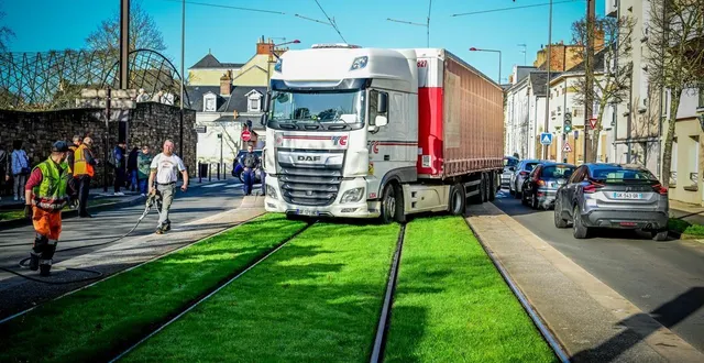 photo  le mans, mercredi 25 février 2026. le camion de 44 tonnes s’est retrouvé bloqué sur les voies après avoir voulu franchir la plateforme engazonnée.  &copy;  le maine libre - yvon loué 