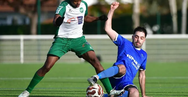 photo  bénéficiant d’un terrain synthétique, nathan bouju (à droite) et le co cerizay bénéficient de conditions d’entraînement égales tout au long de l’année.  &copy;  co - marie delage 