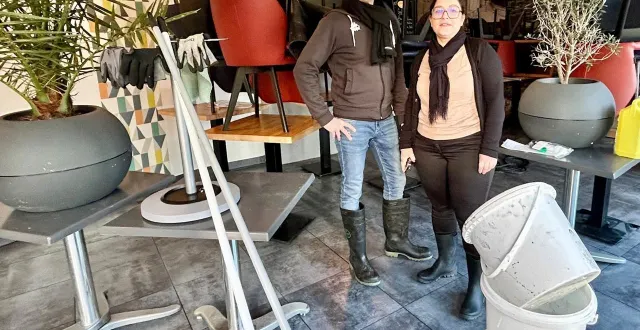 photo  angers, place molière, le 25 février 2026. gérald heuzé et edith bernardeau ont eu 1,80 m d’eau dans la cave de leur crêperie, la gogane.  &copy;  co 