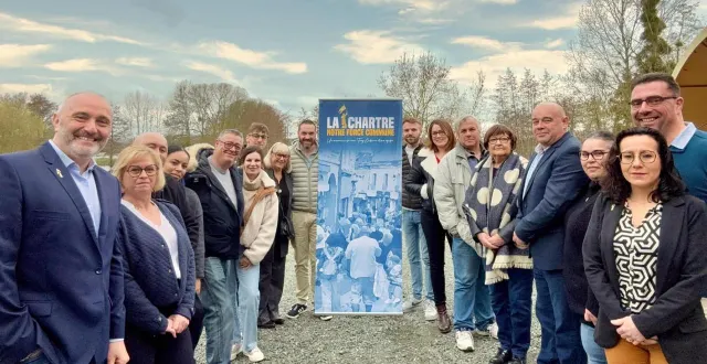 photo  la liste « la chartre notre force commune » entoure son affiche.  &copy;  ouest-france 