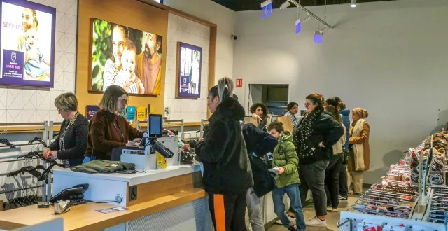 photo  kiabi, du groupe mulliez, s’adresse à toute la famille et propose des petits prix, comme le rappelle son slogan « la mode à petit prix ».  &copy;  hans lucas via afp 