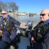 photo les crs de la section des moyens spécialisés patrouillent sur la maine en crue qui traverse la ville d’angers. ils sont là pour faire respecter les interdictions de naviguer et de baignade.