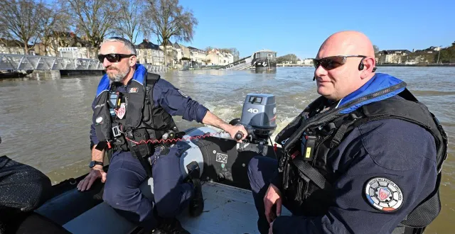 photo  les crs de la section des moyens spécialisés patrouillent sur la maine en crue qui traverse la ville d’angers. ils sont là pour faire respecter les interdictions de naviguer et de baignade.  &copy;  jérôme fouquet/ouest-france 