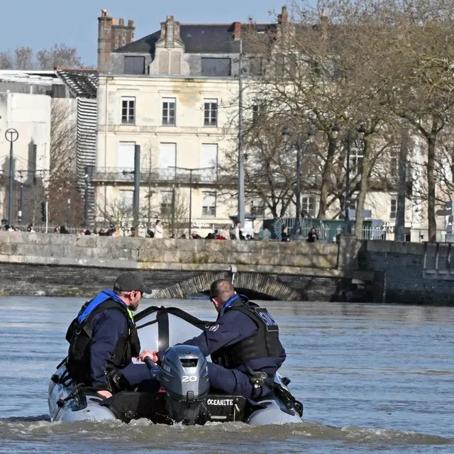 Depuis lundi, ces policiers spécialisés dans la gestion de crise patrouillent sur la Maine. Jérôme Fouquet/Ouest-France photo depuis lundi, ces policiers spécialisés dans la gestion de crise patrouillent sur la maine. © jérôme fouquet/ouest-france