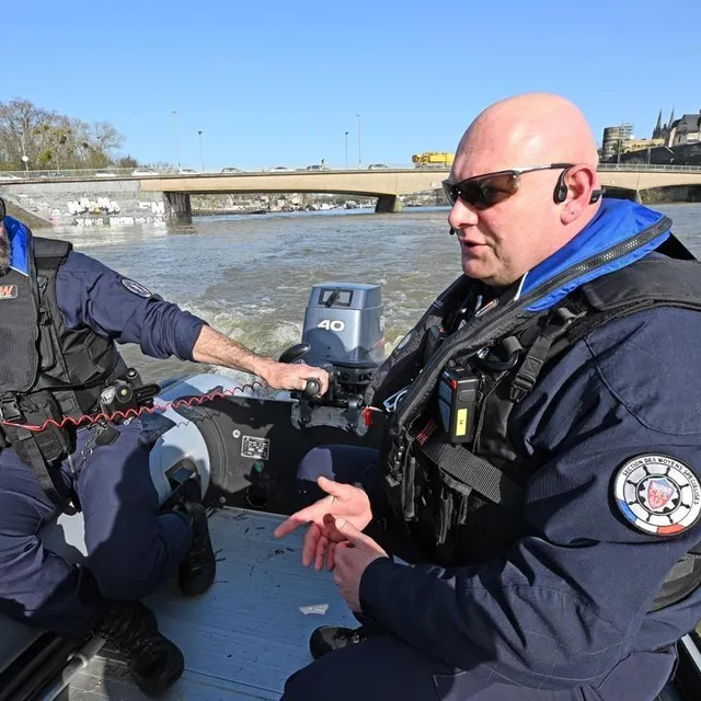 Ces CRS sont là pour faire respecter les interdictions de naviguer et de baignade sur la Maine à Angers. Jérôme Fouquet/Ouest-France photo ces crs sont là pour faire respecter les interdictions de naviguer et de baignade sur la maine à angers. © jérôme fouquet/ouest-france