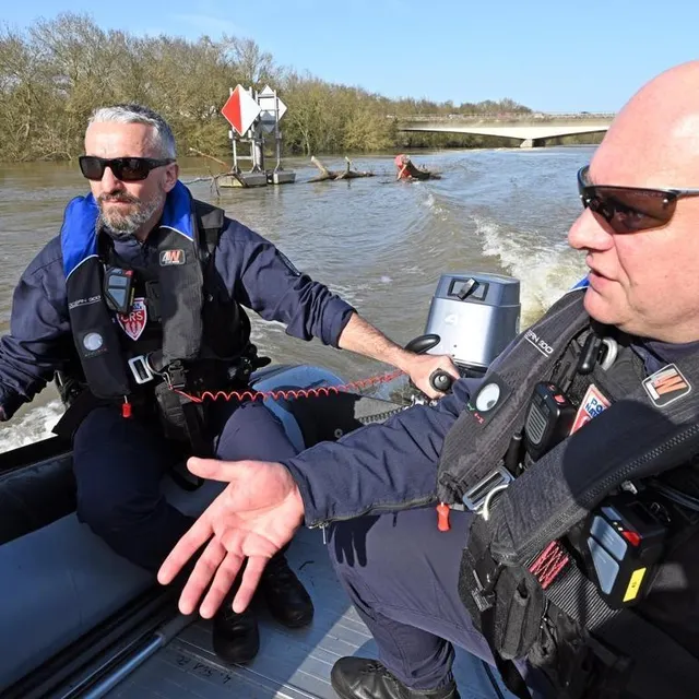 Sur le semi-rigide, ils naviguent à vue au milieu des morceaux de bois et déchets charriés par la crue. Jérôme Fouquet/Ouest-France photo sur le semi-rigide, ils naviguent à vue au milieu des morceaux de bois et déchets charriés par la crue. © jérôme fouquet/ouest-france