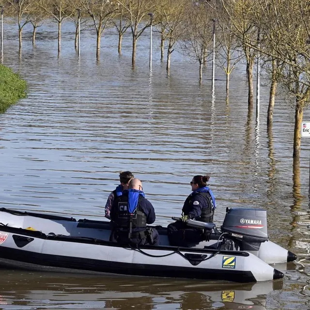 Les CRS veillent au bon respect de l’arrêter d’interdiction de circulation signé par le préfet. Jérôme Fouquet/Ouest-France photo les crs veillent au bon respect de l’arrêter d’interdiction de circulation signé par le préfet. © jérôme fouquet/ouest-france