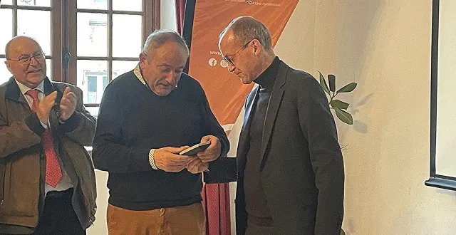 photo  le sénateur stéphane piednoir a remis à michel pattée, maire de doué-en-anjou, la médaille du sénat républicain, frappée pour le 150e anniversaire  &copy;  co 