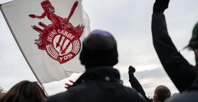 photo  le drapeau de la jeune garde lors d’une manifestation contre la loi dite sécurité globale à lyon, le 5 décembre 2020. photo d’illustration.  &copy;  bastien doudaine / hans lucas via afp 