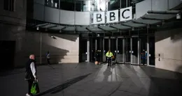 actu cin&eacute;ma  le logo de la bbc est affiché au-dessus de l’entrée de broadcasting house le 12 novembre 2025 à londres, en angleterre. 