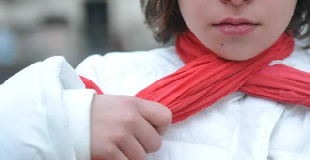 photo  le jeu du foulard, une pratique très dangereuse qui a causé le mort de plusieurs jeunes depuis vingt ans, continue également d’être pratiqué dans les cours de récréation.  &copy;  archives illustration - co marie delage 