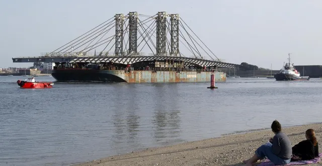 photo  le tablier du futur pont sainte-anne de nantes arrivé hier à lorient (morbihan), en attendant les conditions qui permettent son entrée dans l’estuaire du fleuve.  &copy;  thierry creux/ouest-france 
