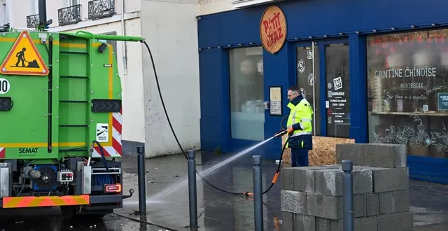 photo  les services de la voirie et de la propreté sont en action depuis la décrue. ce mercredi 25 février, les équipes étaient déployées autour de la place molière, et sur l’autre rive, dans la doutre.  &copy;  co – laurent combet 