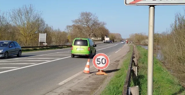 photo  à 16 h, mercredi, la réouverture de la rd 961 entre chalonnes et saint-georges était limitée aux véhicules légers à une vitesse de 50 km/h dans la traversée de l’île, entre le grand-bras et l’asnerie.  &copy;  ouest-france 