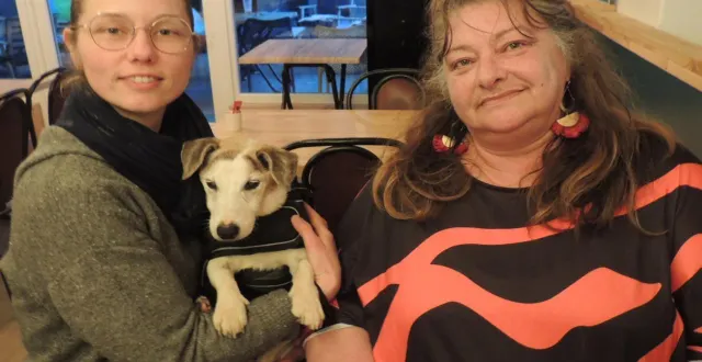 photo  christine jarry, présidente et trésorière (à droite), et aurore macret, vice-présidente, avec titou, la mascotte de l’association.  &copy;  ouest-france. 