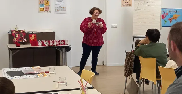 photo  astrid sancho, qui a vécu longtemps en chine, a présenté les symboles et tout le protocole du nouvel an chinois avant d’expliquer la fabrication de lanternes et de cadres décoratifs.  &copy;  ouest-france 