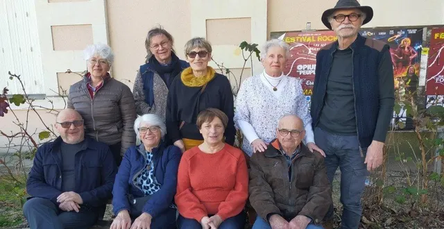 photo  les pipelettes du réseau médiathèque(s) : marie-yvonne mornat, guy pichereau, claudie guillocheau, philippe prono, justin, elisabeth guéret et anne videlin, en compagnie de monique et claude jouy (réalisateurs brainois).  &copy;  ouest-france. 
