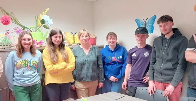 photo  la préparation d’un repas en commun à tour de rôle crée des liens entre les jeunes du foyer jeunes travailleurs. au centre l’animatrice noémie hergault.  &copy;  ouest-france 