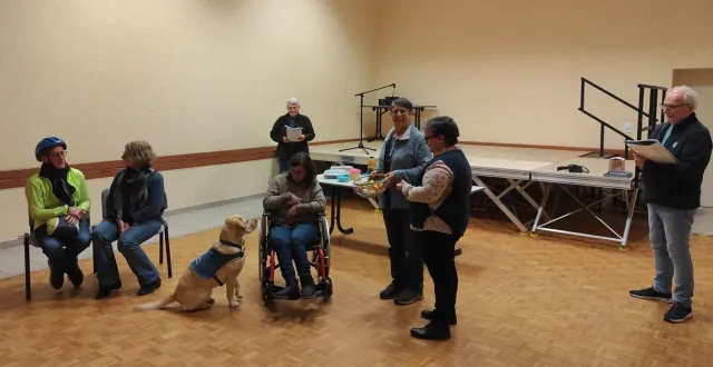 photo  les acteurs et le chien tokyo de la troupe la courte échelle en répétition.  &copy;  ouest-france 