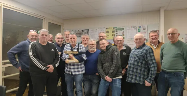 photo  les membres de l’union ont remis le trophée de la guérinade, composé d’un morceau de l’ancien terrain, à eric guérin pour son implication. la guérinade est aussi « un art subtil de jouer sans vraiment jouer » selon ses amis taquins.  &copy;  co 