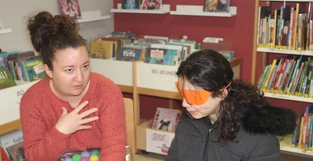 photo  sabrina teste un masque tandis que pauline kurtz explique la démarche.  &copy;  co 