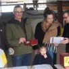 photo  samedi 21 février, chloé, habitante de la bohalle, est venue, comme une centaine d’autres personnes, chercher un piège à frelons asiatiques, prêté par la mairie. elle a pu bénéficier de conseils avisés de fervents défenseurs des abeilles : claude jeanneteau référent piégeage à andard, lionel vidgrin, référent à bauné et philippe fenard, élu en charge de l’écologie. 