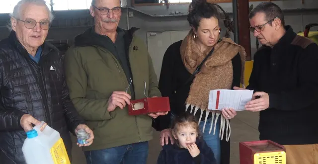 photo  samedi 21 février, chloé, habitante de la bohalle, est venue, comme une centaine d’autres personnes, chercher un piège à frelons asiatiques, prêté par la mairie. elle a pu bénéficier de conseils avisés de fervents défenseurs des abeilles : claude jeanneteau référent piégeage à andard, lionel vidgrin, référent à bauné et philippe fenard, élu en charge de l’écologie.  &copy;  co 