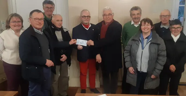 photo  hervé racat, devant à gauche, et jean-pierre beaussier, qui reçoit le chèque des mains de jean-hugues soret, curé de la paroisse saint-jean xxiii.  &copy;  co 