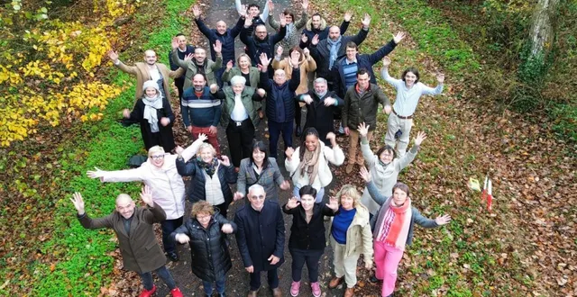 photo  daniel raverdy entouré de son équipe.  &copy;  co 