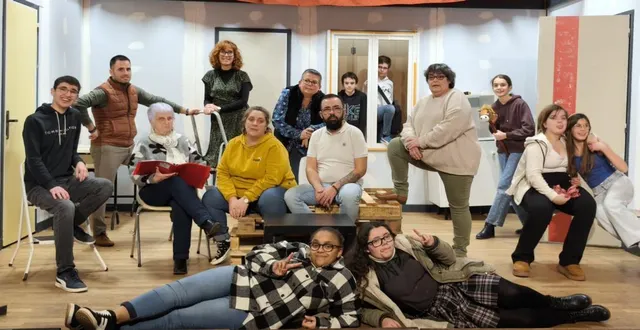 photo  la troupe en répétition à la salle des fêtes.  &copy;  le maine libre 