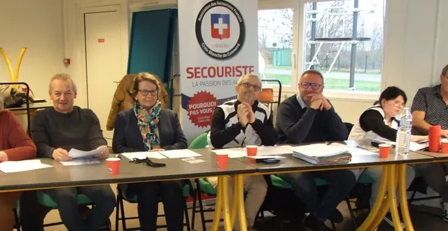 photo  didier dreux (au centre) se montrait inquiet du manque de bénévoles.  &copy;  ouest-france 