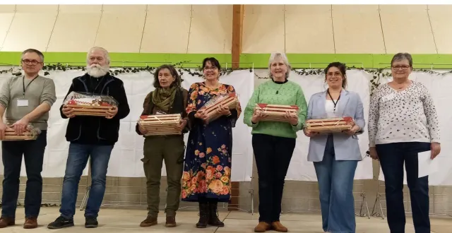 photo  les lauréats avec les invitées d’honneur et evelyne georges (à droite).  &copy;  le maine libre 