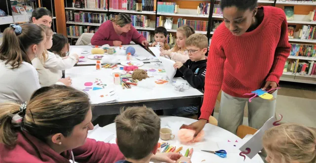 photo  wayza a mené sans aucun problème l’atelier qu’elle avait préparé elle-même. les enfants inscrits, aidés de cinq mamans, un papa et une mamie, ont laissé libre cours à leur imagination et créé des monstres de tous poils, à six yeux ou à cinq pattes.  &copy;  le maine libre 
