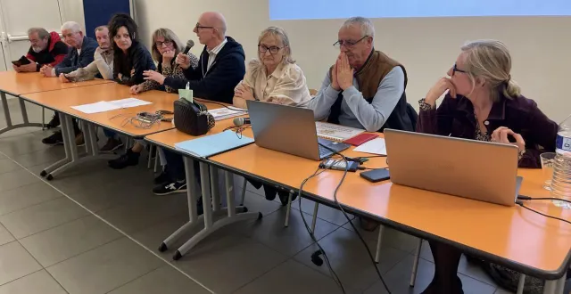 photo  alexis braud maire adjoint se félicite du dynamisme des lusitanos.  &copy;  le maine libre 