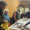 photo les membres du club photo ombres et lumières sous la responsabilité de pascal girault à gauche, préparent l’exposition méli-mélo qui aura lieu les 28 février et 1er mars