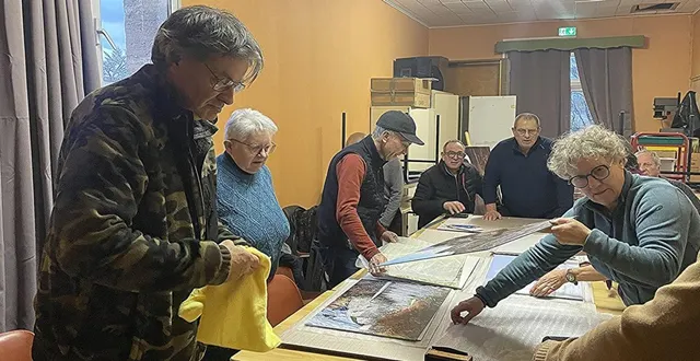 photo  les membres du club photo ombres et lumières sous la responsabilité de pascal girault à gauche, préparent l’exposition méli-mélo qui aura lieu les 28 février et 1er  mars  &copy;  co 