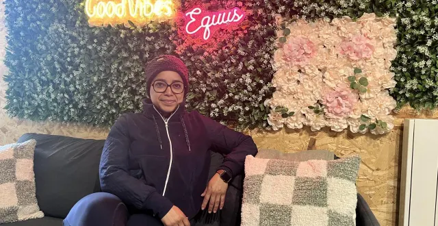 photo  raïssa pichon est prête à accueillir ses invités dans un coin dédié aux podcasts à l’intérieur du club-house de l’écurie.  &copy;  maine libre 