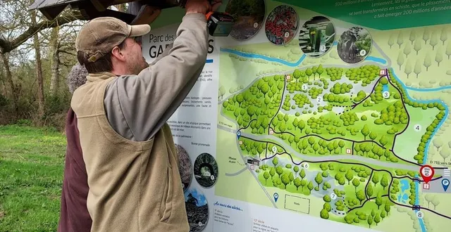 photo  depuis son embauche, en 1999, philippe boisdron, épaulé par un comité consultatif d’élus et de bénévoles, gère au quotidien les 26 hectares du parc des garennes, comme ici, lors de la pose des panneaux directionnels installés aux abords du parc.  &copy;  ouest-france 