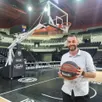 photo  la salle est déjà prête pour le match de basket du dimanche 1er mars 2026. son directeur, alexandre pin, attend l’évènement avec impatience. 