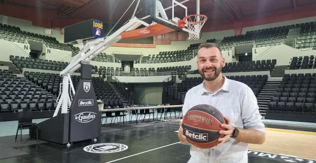 photo  la salle est déjà prête pour le match de basket du dimanche 1er mars 2026. son directeur, alexandre pin, attend l’évènement avec impatience.  &copy;  ouest-france 