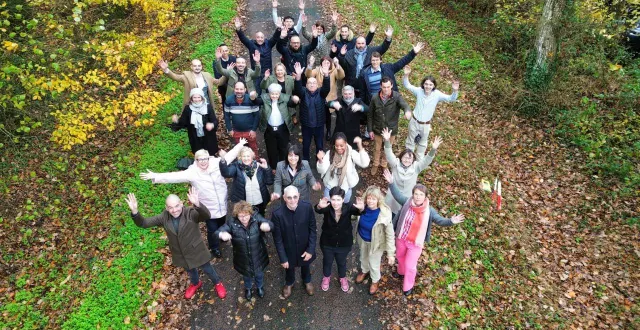 photo  daniel raverdy entouré de son équipe.  &copy;  co 