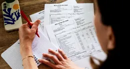 Info insolite  pour pierre-michel bertrand, auteur de l’histoire des gauchers, « le gaucher n’est rien d’autre qu’un droitier qui écrit de la main gauche ». 