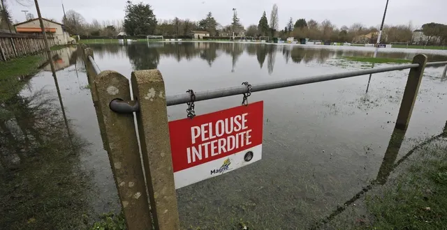 photo  en cet hiver 2026, les terrains de football, comme ici le 16 février à magné, sont gorgés d’eau.  &copy;  co - christophe bernard 